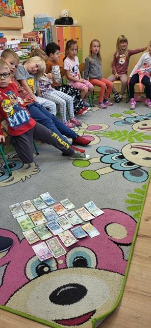 dzieci i pieniądze na podłodze